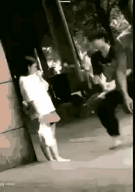 这是谁家的姑娘，当父母的看到不得心在滴血！
不爱了请别伤害，好聚好散难道不行吗？