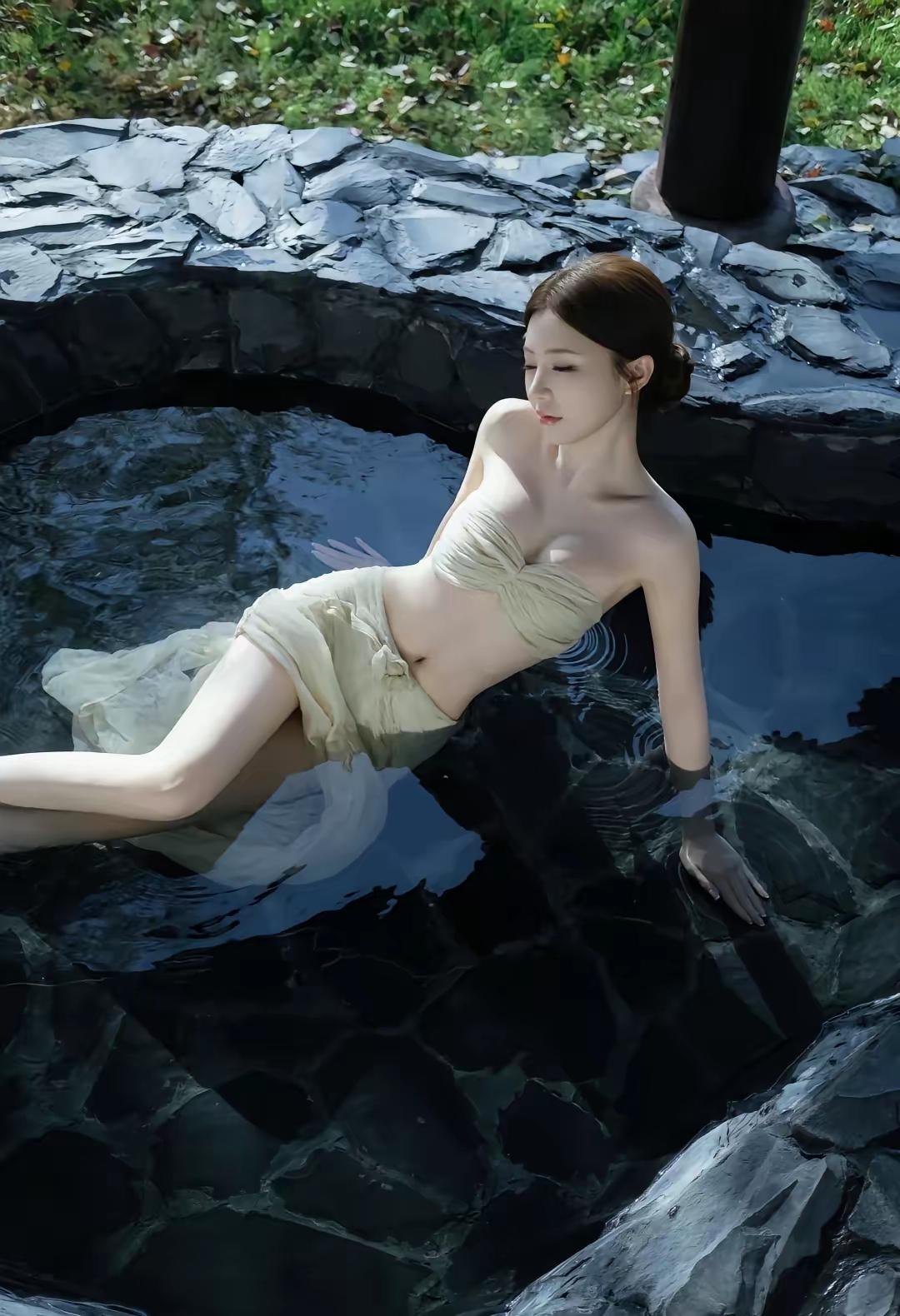 泡温泉美女