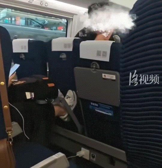 完全没必要！广东一高铁上，前排男子觉得靠椅太立坐着不舒服，于是想把座椅调一下往后