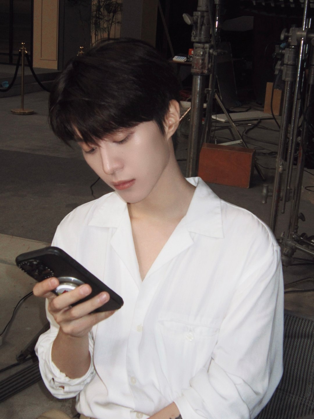 范丞丞小说里走出来的贵公子  范丞丞白衬衫造型帅成啥了，完全就是从小说里走出来的