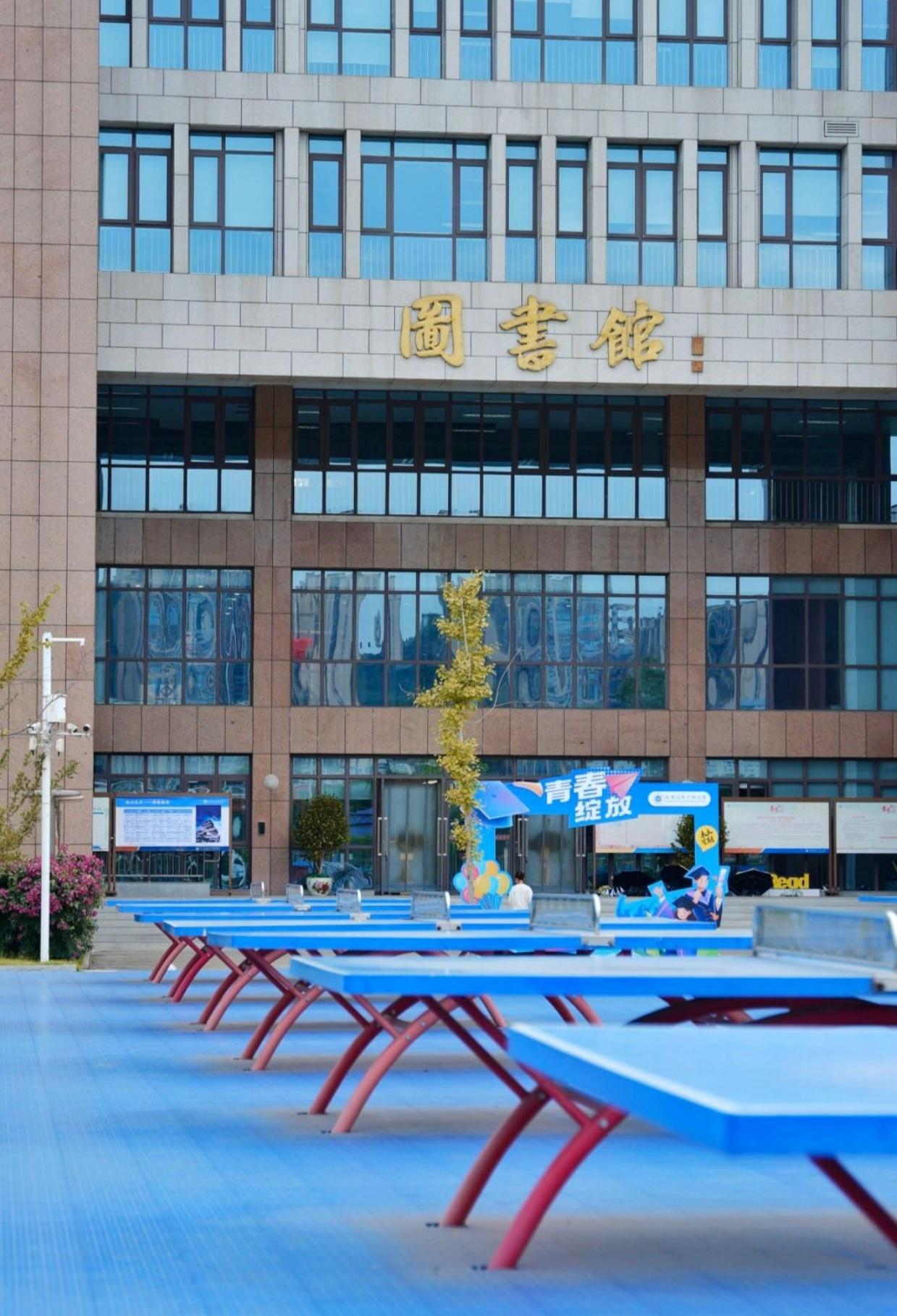 时光荏苒，岁月鎏金；
七四风华，桃李芬芳；
弦歌不辍，生生不息；
继往开来，再启