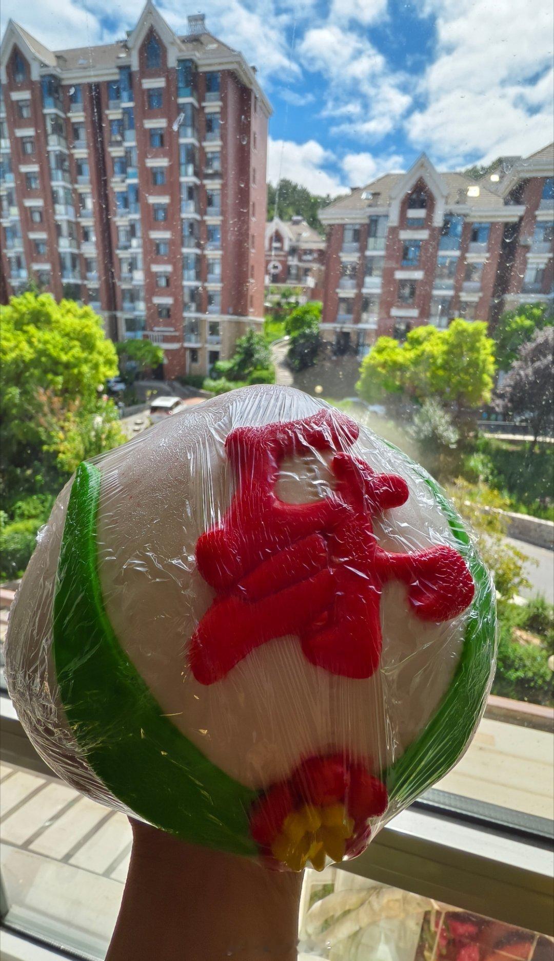 邻居给小朋友过生日被分享了一个大大大馒头还是个“乐”开心 大连