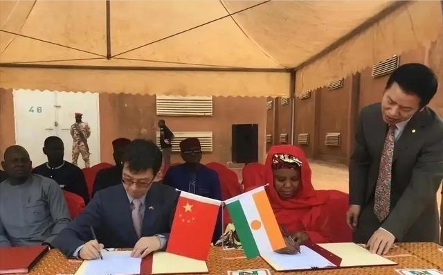 中国决不会再当冤大头！在尼日尔首都尼亚美的加油站前，等待加油的车队蜿蜒三公里，黑