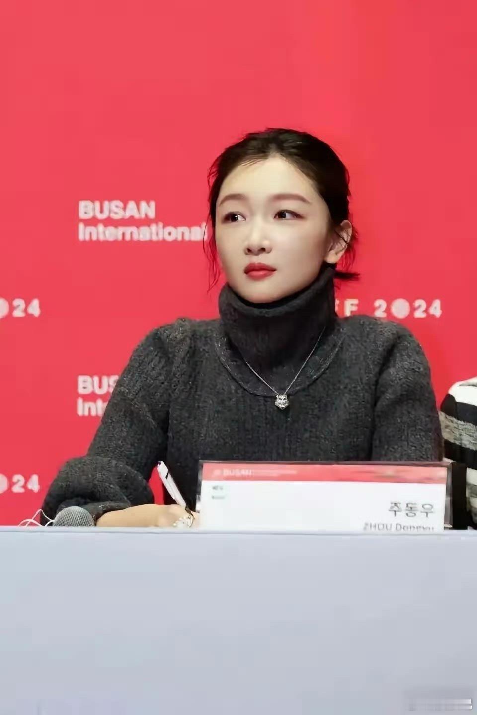 周冬雨坐在裁判席上，好像变美了，跟以前判若两人，差点没认出来 ​​​