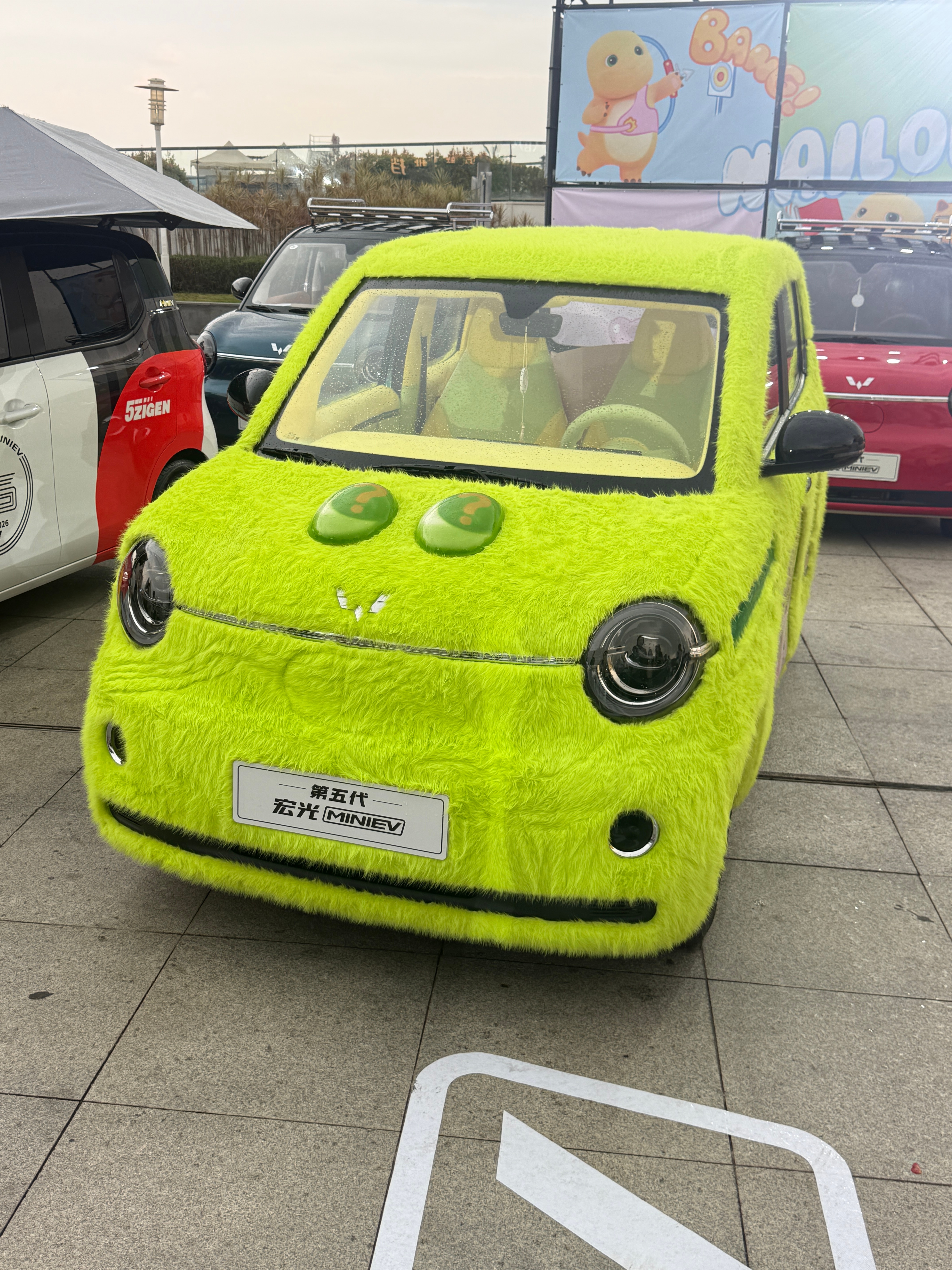 五菱你是懂玩的！第五代宏光MINIEV直接把可爱焊在车身上了🤩奶龙联名、软萌涂