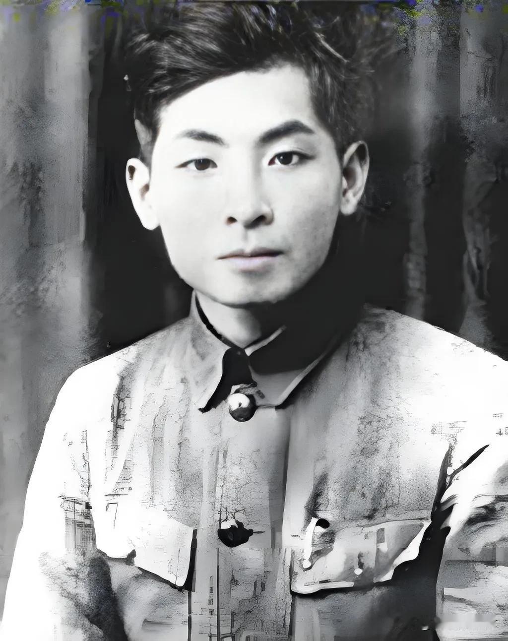 1935年深夜惊魂！师长偷偷写投降信打算拉全师投敌，21岁政委拍桌怒吼：立刻绑了