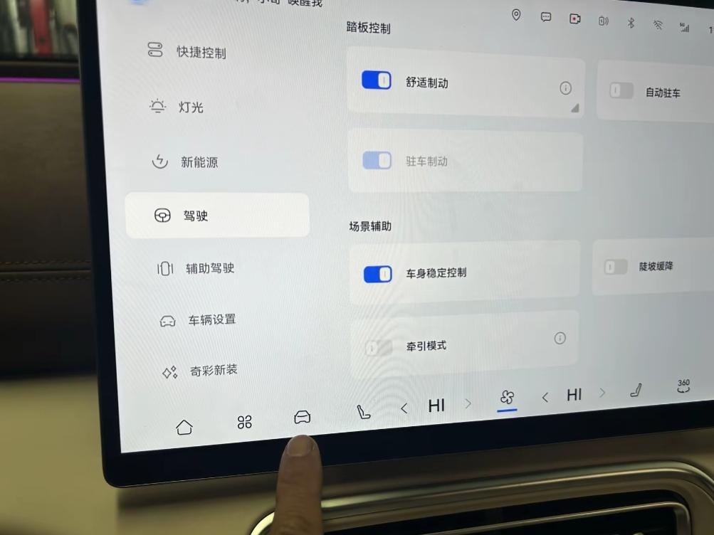 方向盘左拨杆旋到AUTO自动大灯，旋一档示宽灯，二档近光。拨杆前推是开远光，后拉