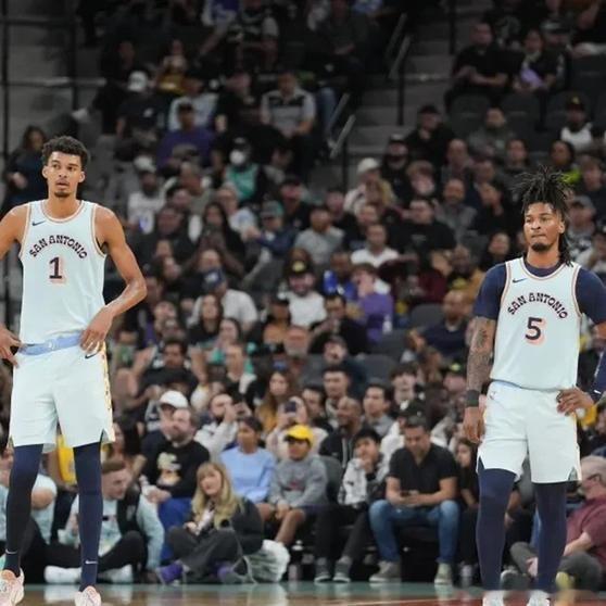 《卡斯尔狂轰40分三双创纪录助马刺轻取独行侠，文班亚马16+11低调辅佐，圣城青