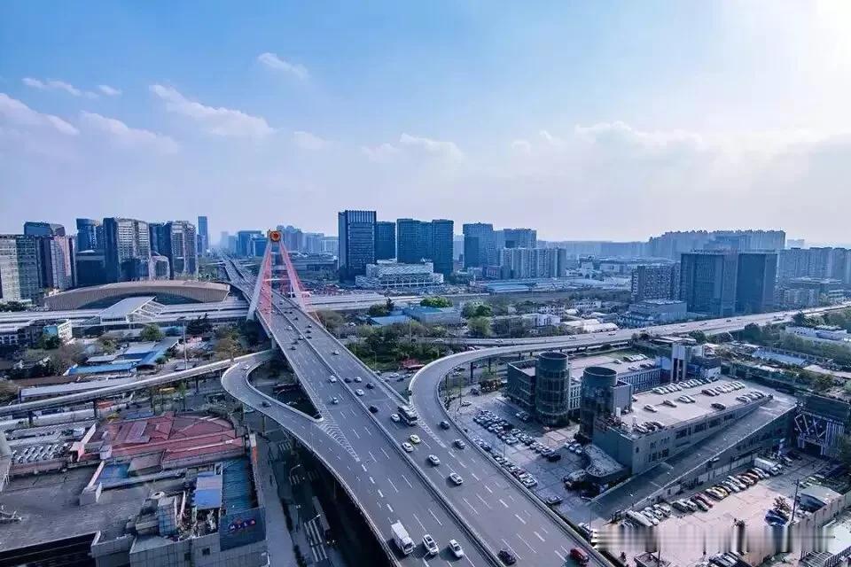 我最喜欢的城市，当然是我的第二故乡——成都。
去过北京、上海、广州这些一线城市，