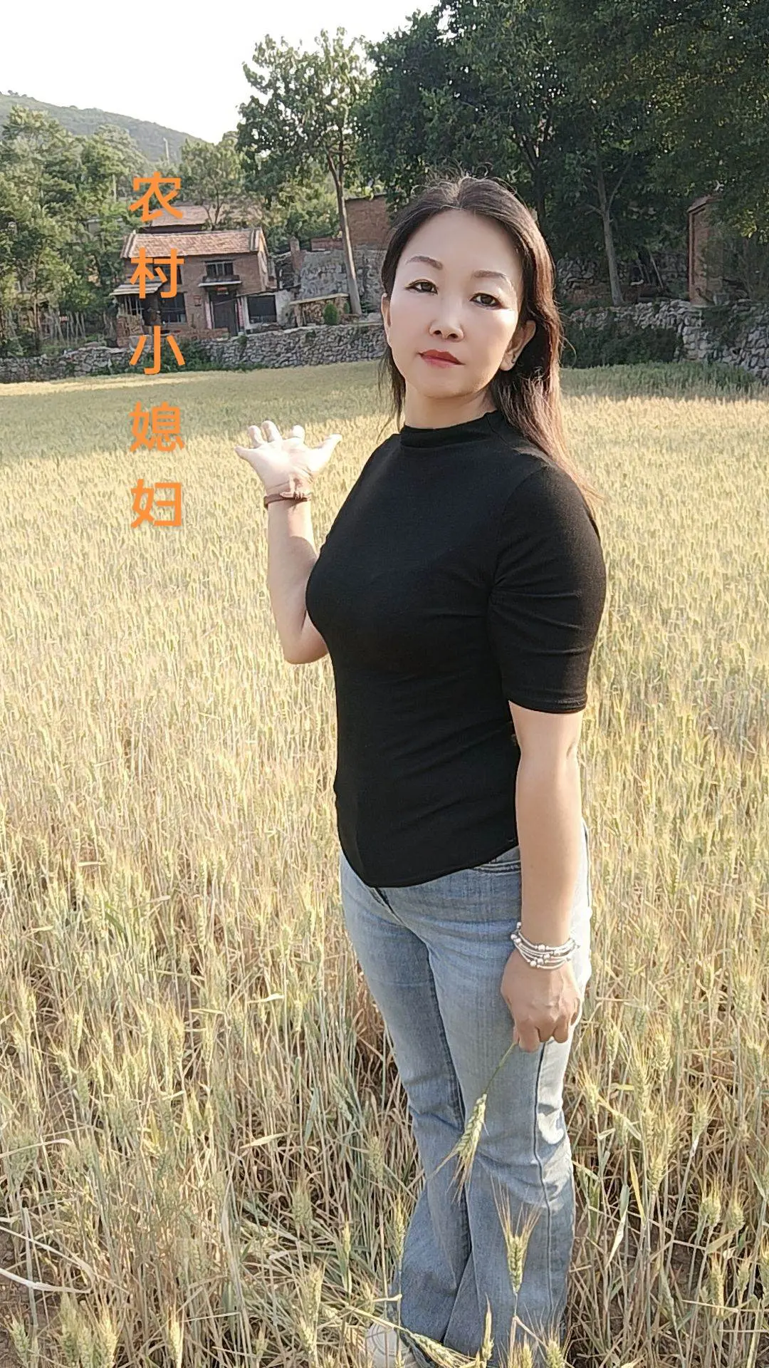 总以为自己还年轻，却忽略了岁月的脚步，当身边的一道道风景变成了回忆，却...