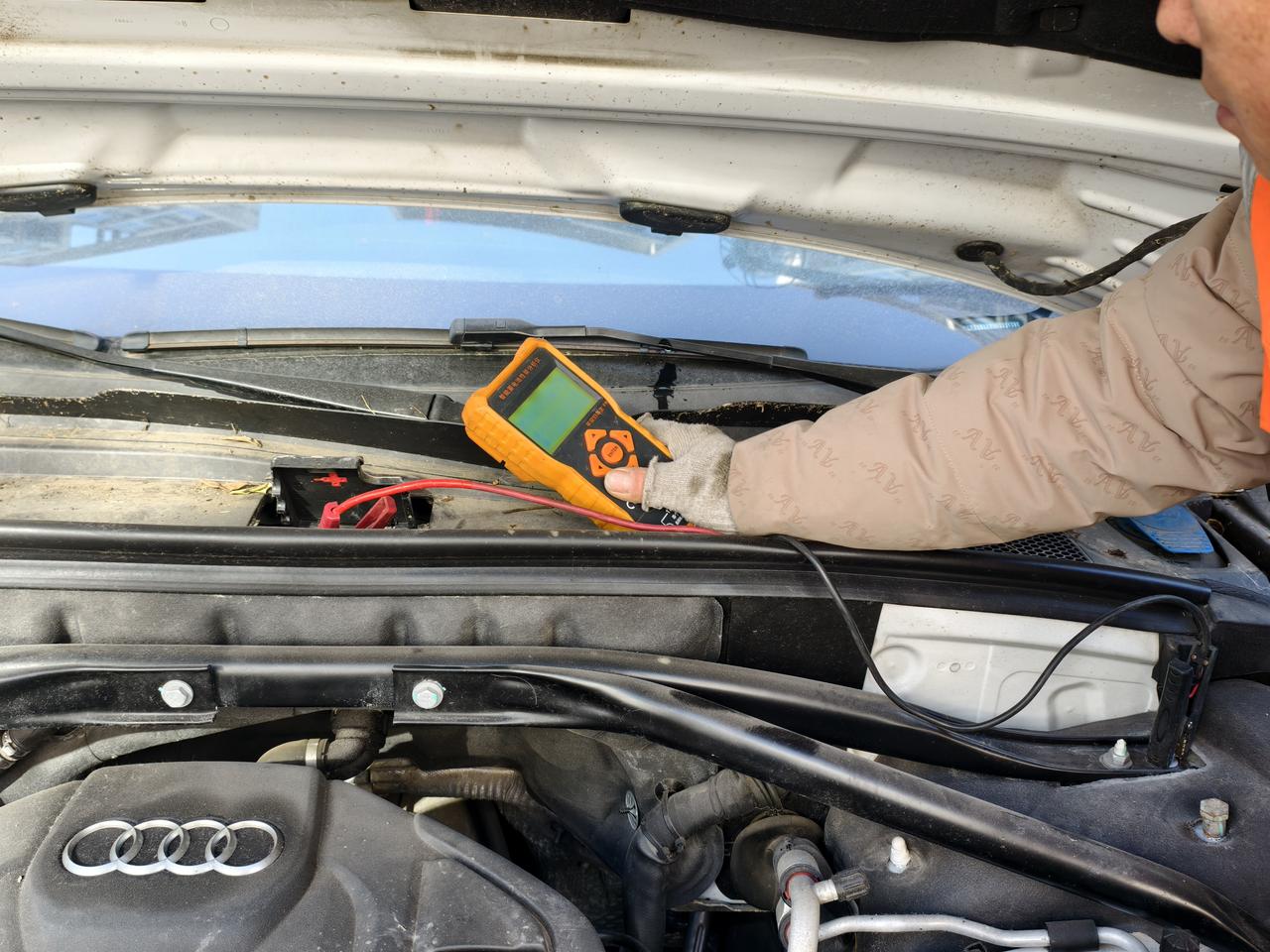 第一次叫紧急救援，没想到还是免费的[捂脸]快三月没动车，结果打不着火了，想着买保