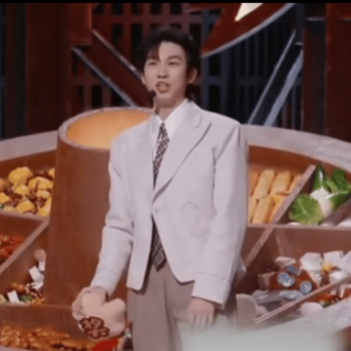 白举纲重生之我在披哥讲段子 谁懂啊！当年选秀唱摇滚的小白，现在在披哥讲段子爆梗不
