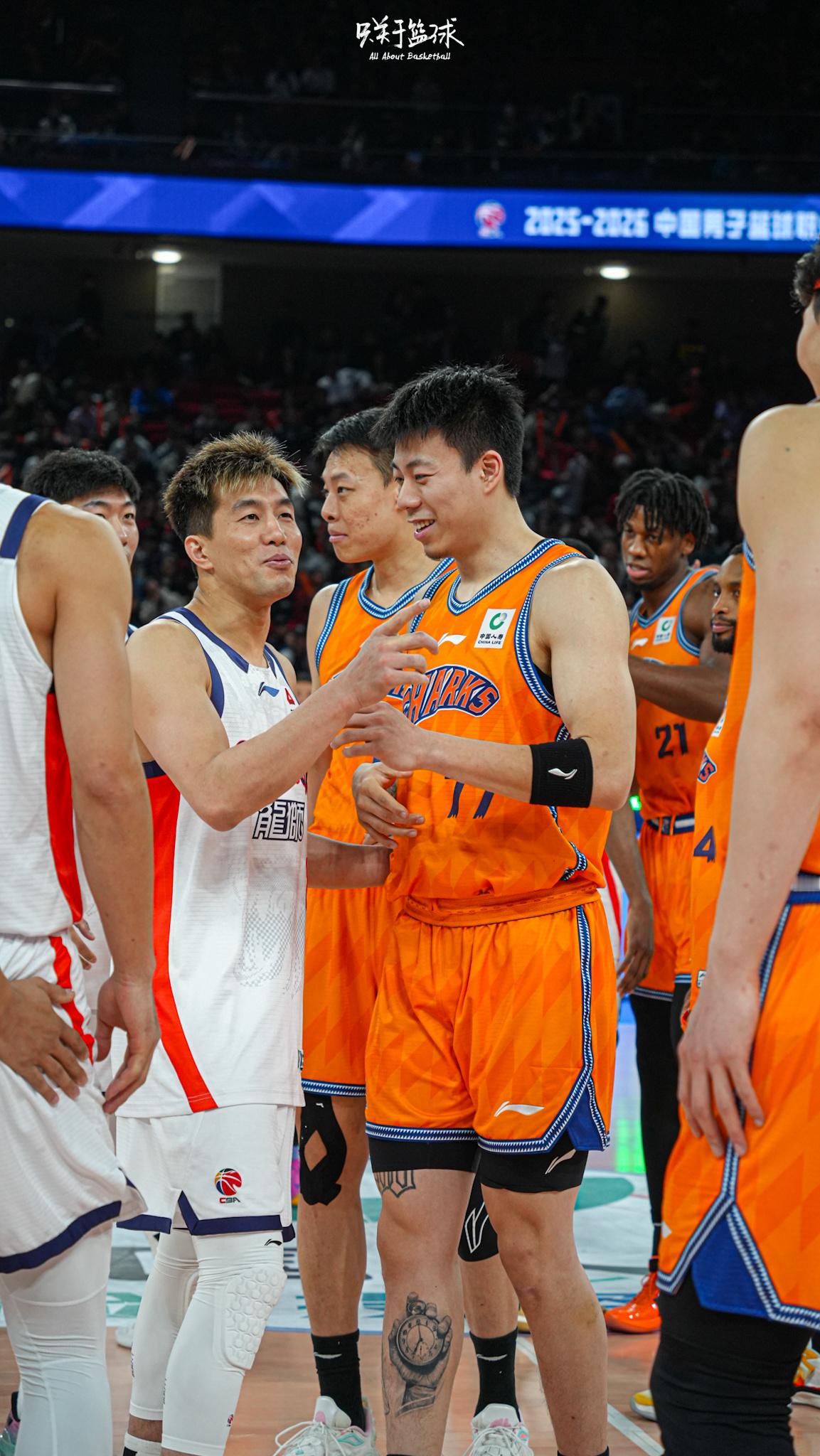 郭艾伦赛前和弗格张镇麟的拥抱。那些为了辽宁王朝拼尽全力的老伙计们，如今南下穿着不