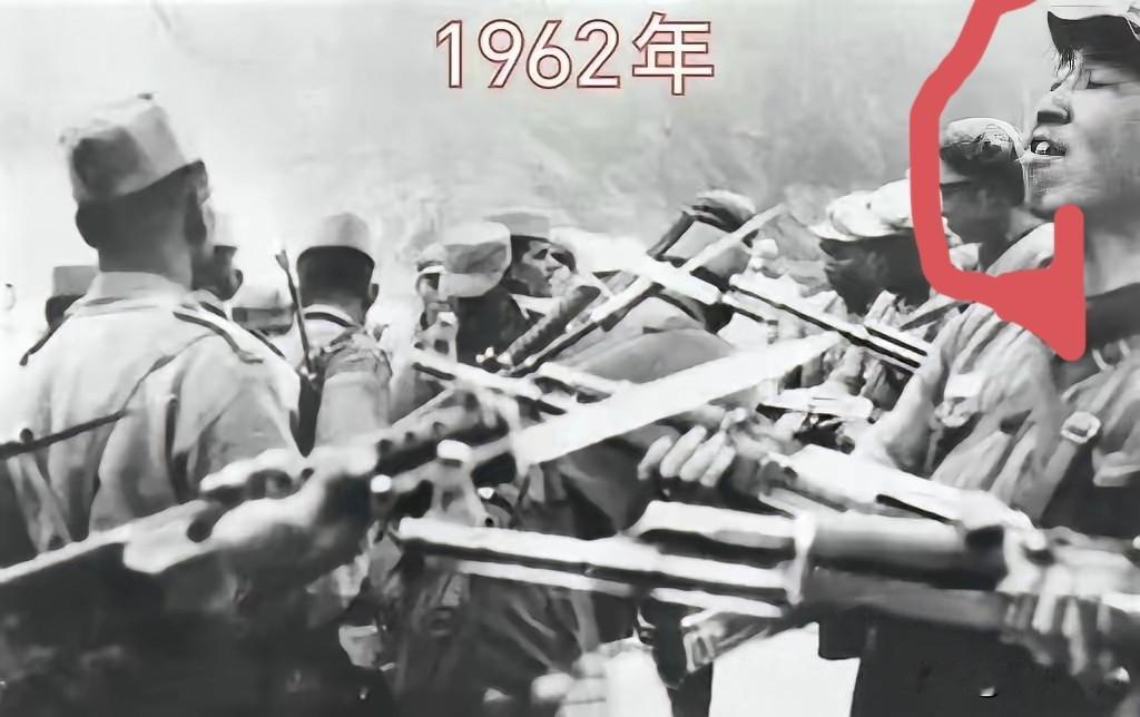1962年中印边境互相对峙的中印军人！经过战争洗礼的解放军战士就是不一般，虽然武