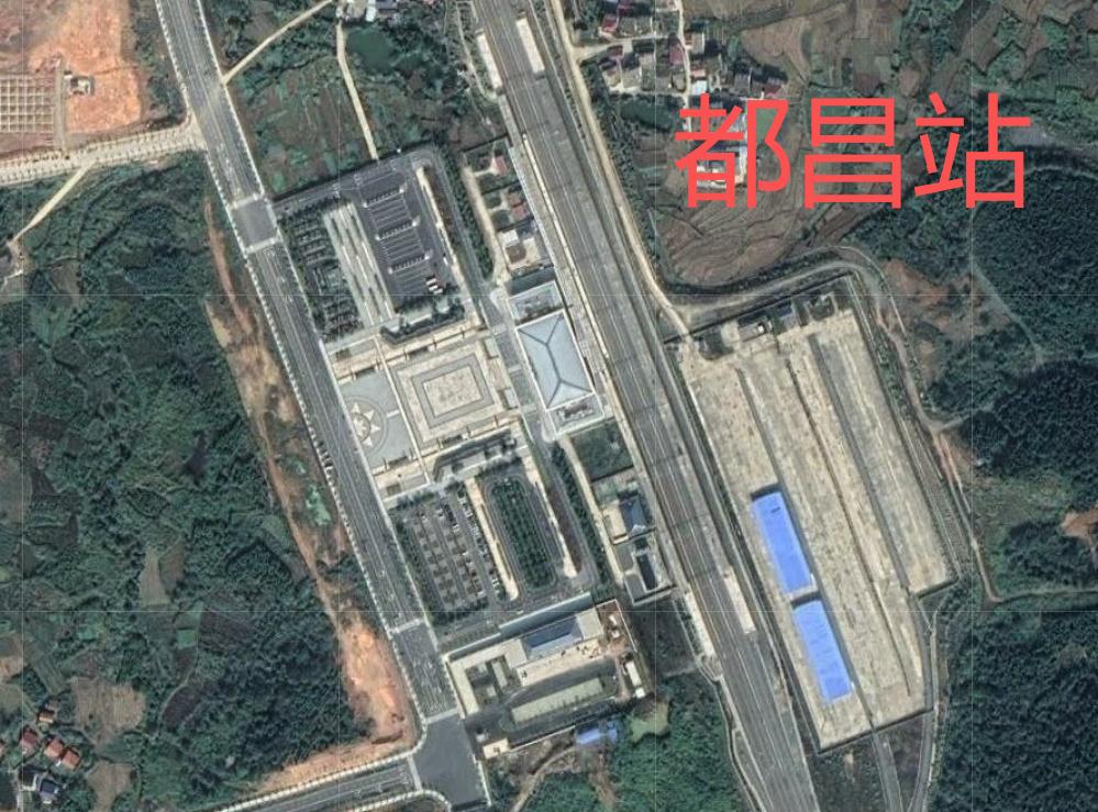 【都昌站卫星地图】都昌站位于都昌县蔡岭镇，车站规模为2台5线，是衢九铁路上的铁路