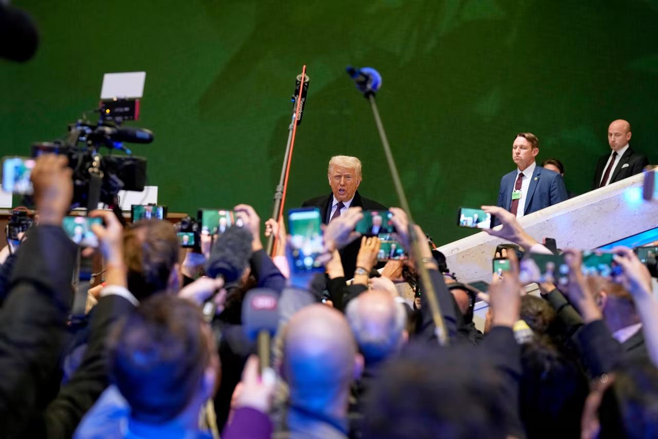 看看在达沃斯，川普面前的这帮媒体

还在使用传统设备的媒体真的很吃亏，举着体积比