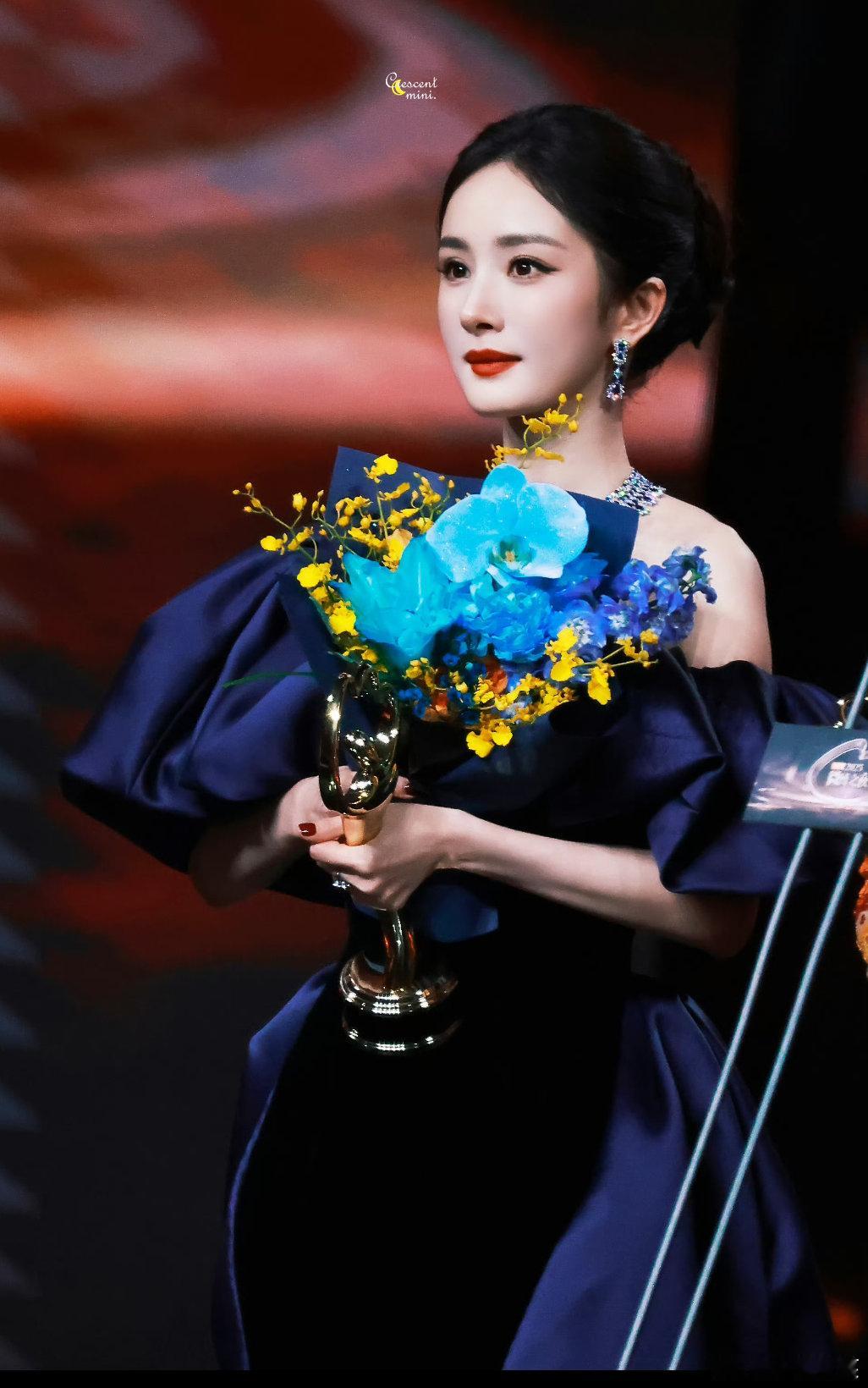 微博 queen2025微博之夜，杨幂于北京国家体育馆第三次斩获微博年度Quee