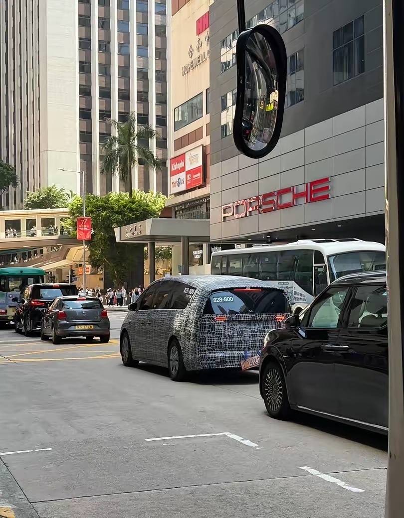 这次理想真要进军mpv圣地，网友香港湾仔偶遇MEGA测试车！看来mega的右舵版