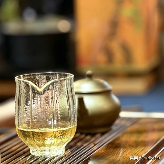 《静待花开·鹧鸪天变体》
叶舞清波似岁途，浮沉辗转意难殊。慢熬一盏即真道，静待半