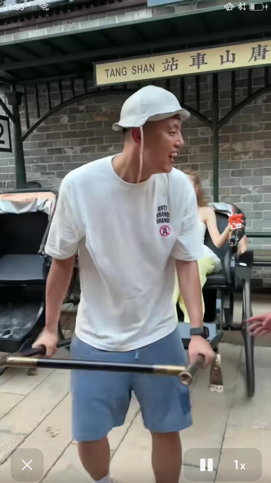 近日北京首钢男篮队长翟小川更新作品，分享和妻子杨思雨回老家河北唐山度假照片。两米