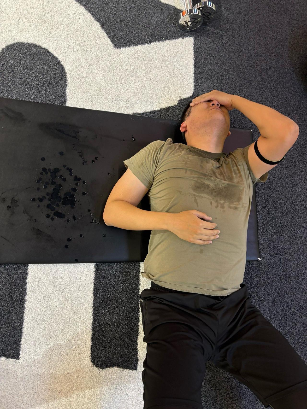 午休12点20分，33岁的阿斌像往常一样，拎着哑铃去了公司健身房。10分钟后，同