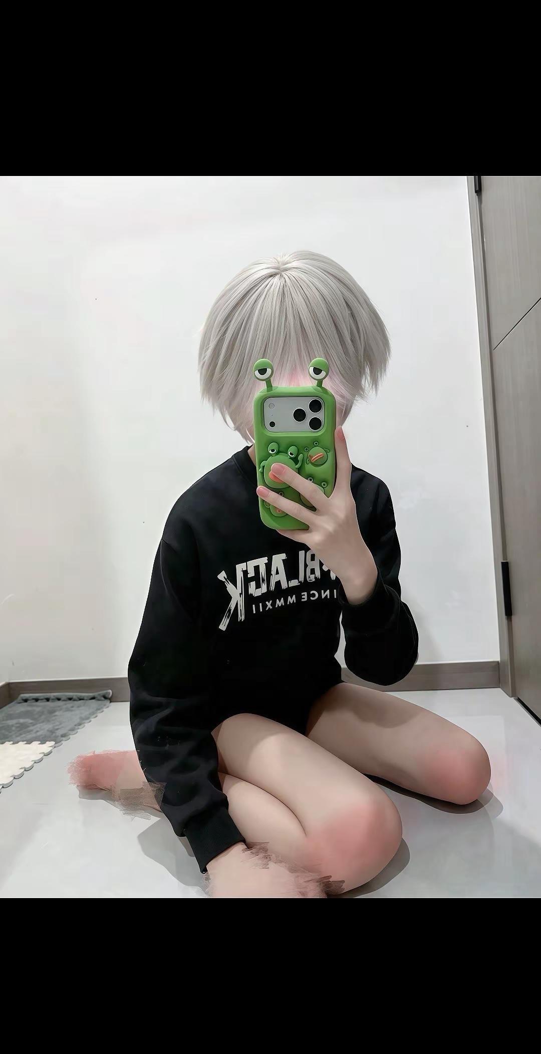 我呢。表面是一个学生。实际上我的身体里可是住着一个孙笑川，一个奶龙，一个熊猫喵，
