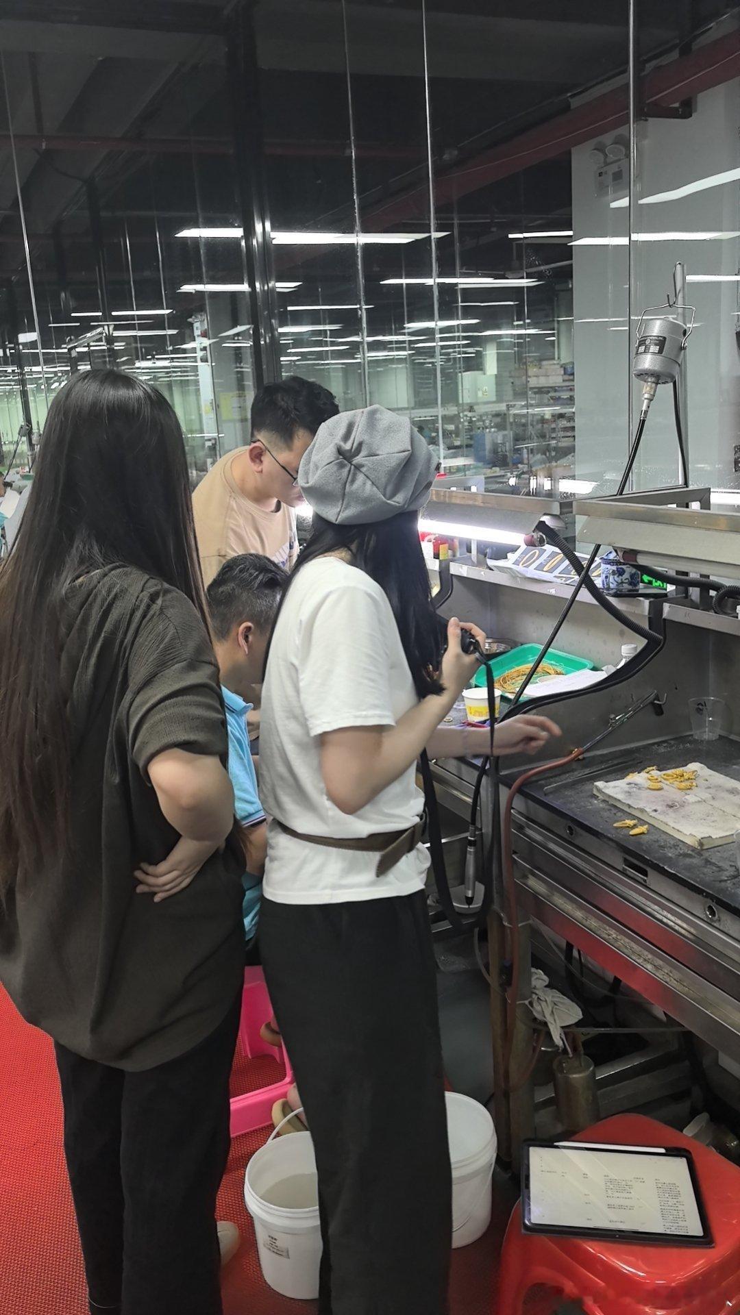 坐等我们的斯巴达吊坠出来这次从银版到金版都有如果有定制需求，也可以满足