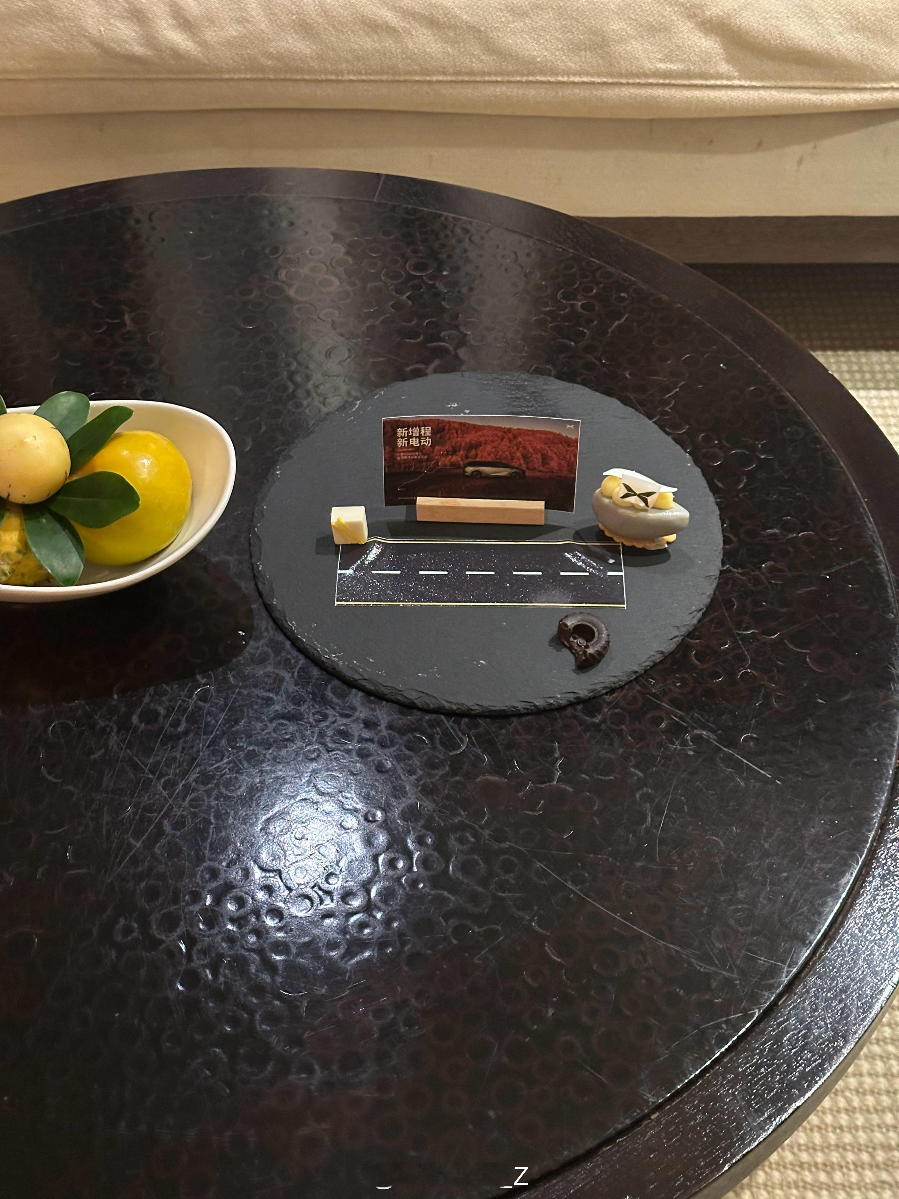 昨天到酒店比较晚，进屋看见这个小陈设，并没当回事，当我坐到跟前仔细一看，我怀疑它