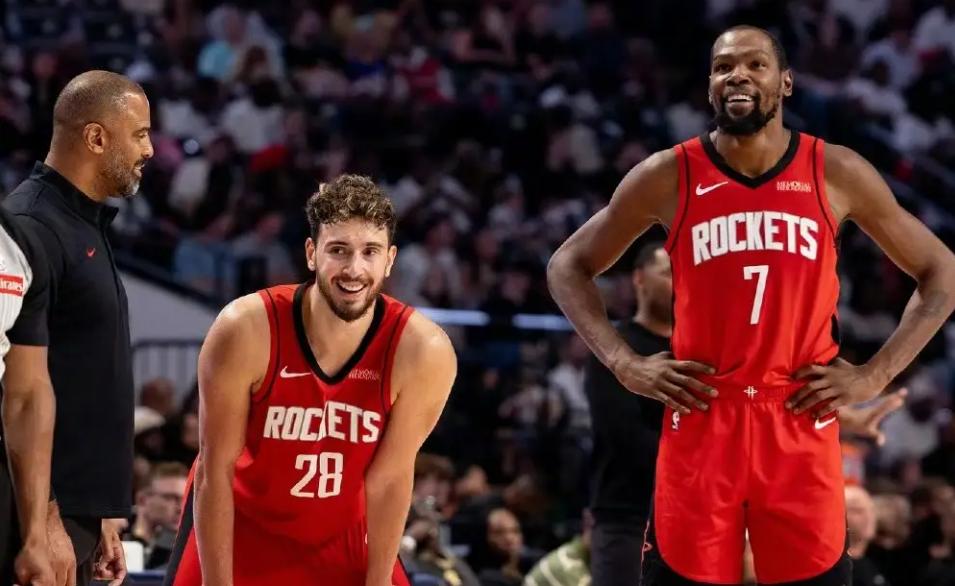 第四节还剩6分28秒时，杜兰特快攻中传球申京，后者上篮命中，火箭将比分扳平为10