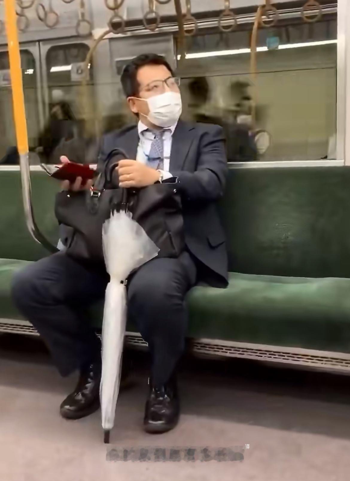 戴眼镜的日本大叔差点被绊倒，却因大声说话被其他乘客声讨“你是中国人吧”

眼镜大