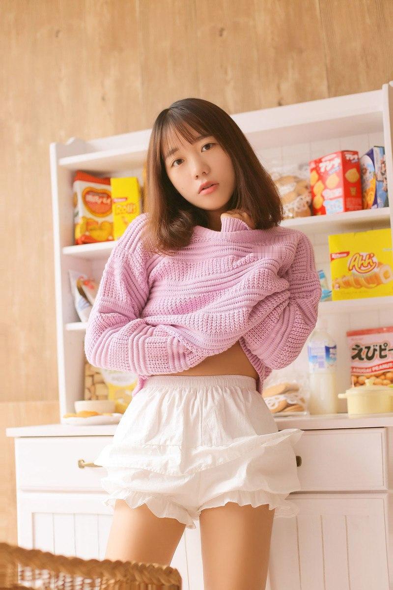 少女心爆棚的粉色毛衣搭配白色短裙，元气满满！💖👗🍞少女心 分享美少女美照 