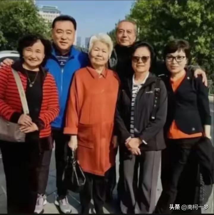 这几张照片是2023年，前中央电视台《新闻联播》部分主持人聚会时的合影，当时，张
