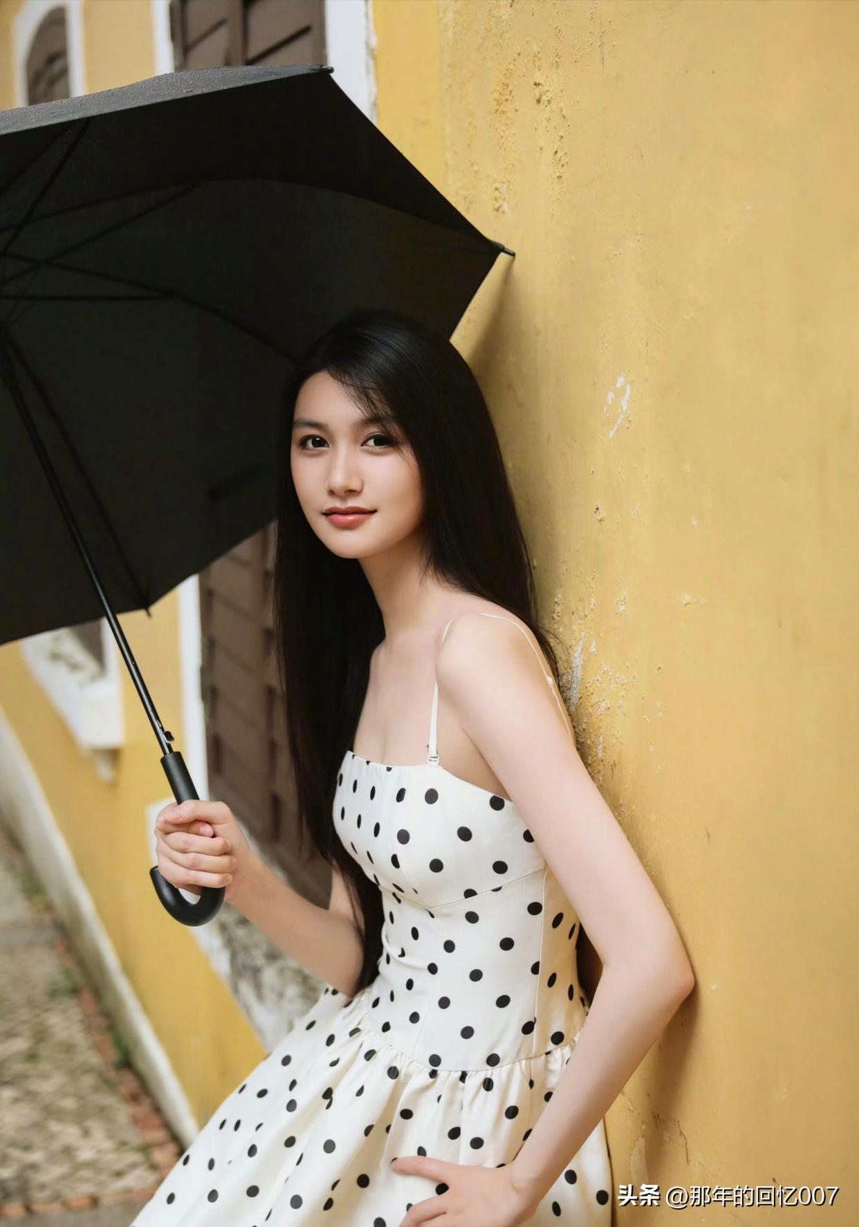 雨中漫步，撑伞少女，快乐无边！🌧️👗😊