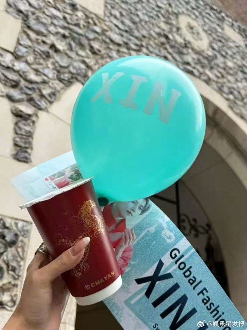 伦敦偶遇刘雨昕 谁懂这种追星的幸福感！网友在伦敦逛街偶遇，从17岁喜欢到现在，终