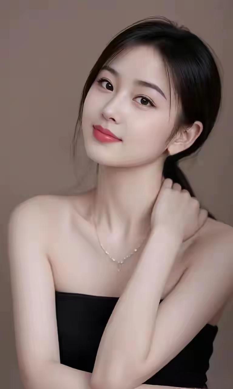优雅黑裙，气质女神，温柔微笑，魅力无限