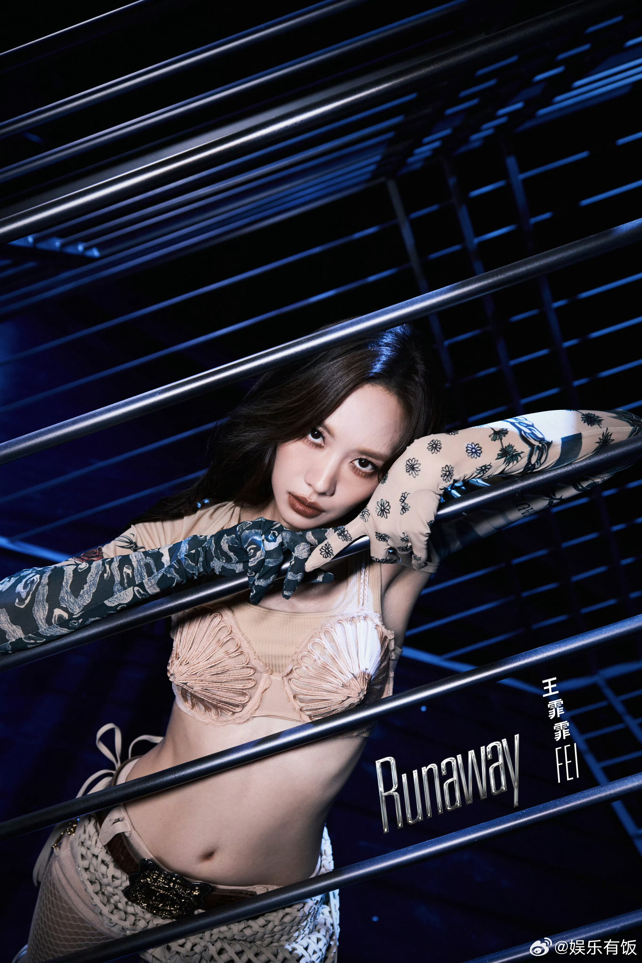 王霏霏爬着从笼子里出来这一幕 王霏霏的年末单曲《RUNAWAY》MV谁能懂一下！