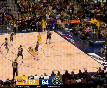 不是。这是什么操作？双手拿球还给滑走了？更牛逼的是，裁判还吹无效了 湖人vs掘金