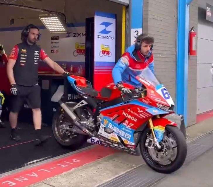 张雪机车在4月17日再次亮相WSBK荷兰站，这一站比赛的张雪机车增加了很多家大品