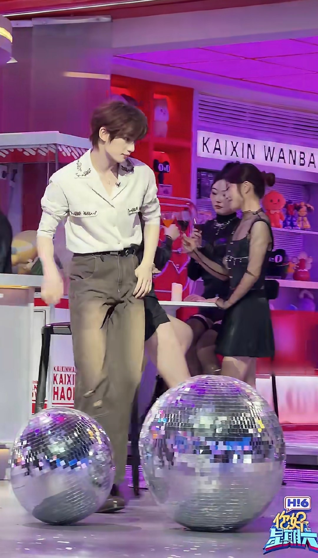 丁程鑫舞台chill感拉满 丁程鑫舞台状态太圈粉，轻松驾驭chill风，眼神和舞