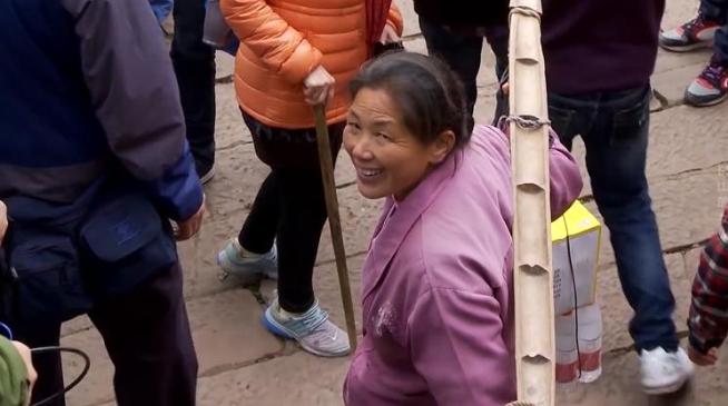 人性究竟有多“恶”？女人做挑夫17年养活3个孩子，却被全村人排挤，连丈夫的哥哥都