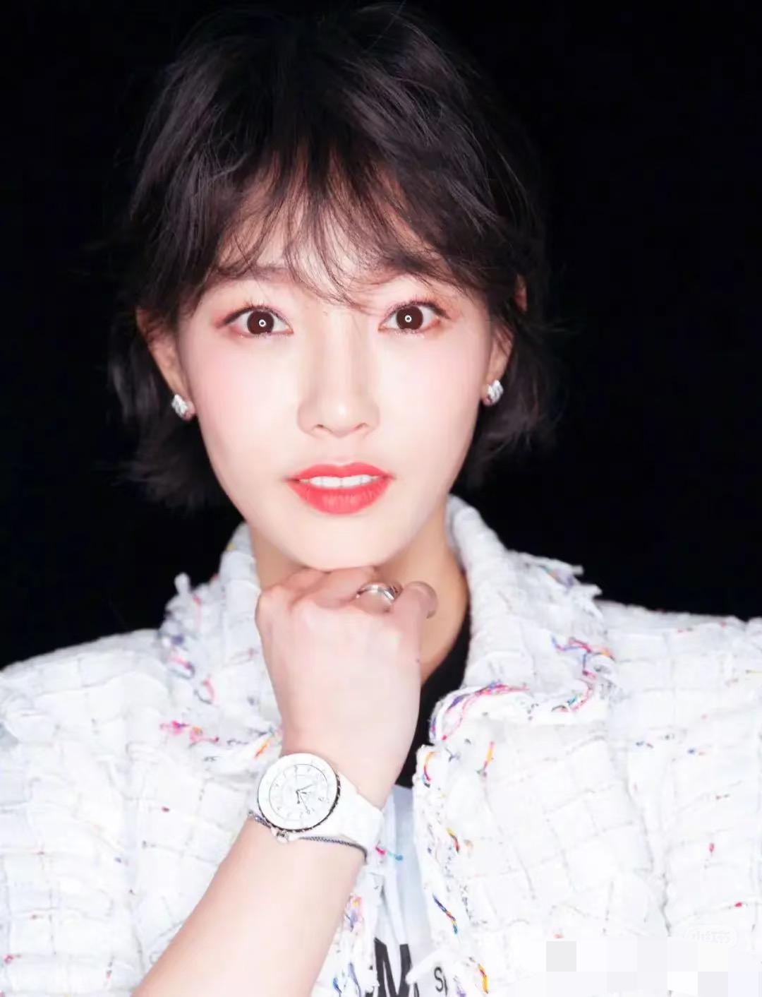 笑不活了，
怪不得白百何这次硬刚剧组，
本来以为是小事闹脾气，实在是没想到她受的