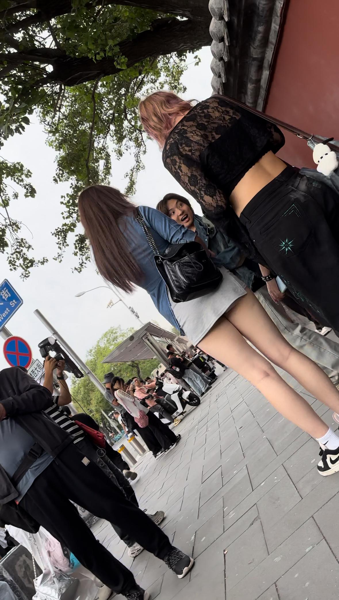 📸 时尚达人们的街拍瞬间，谁是最亮眼的存在？随手发一张海边的照片 女生如何穿搭