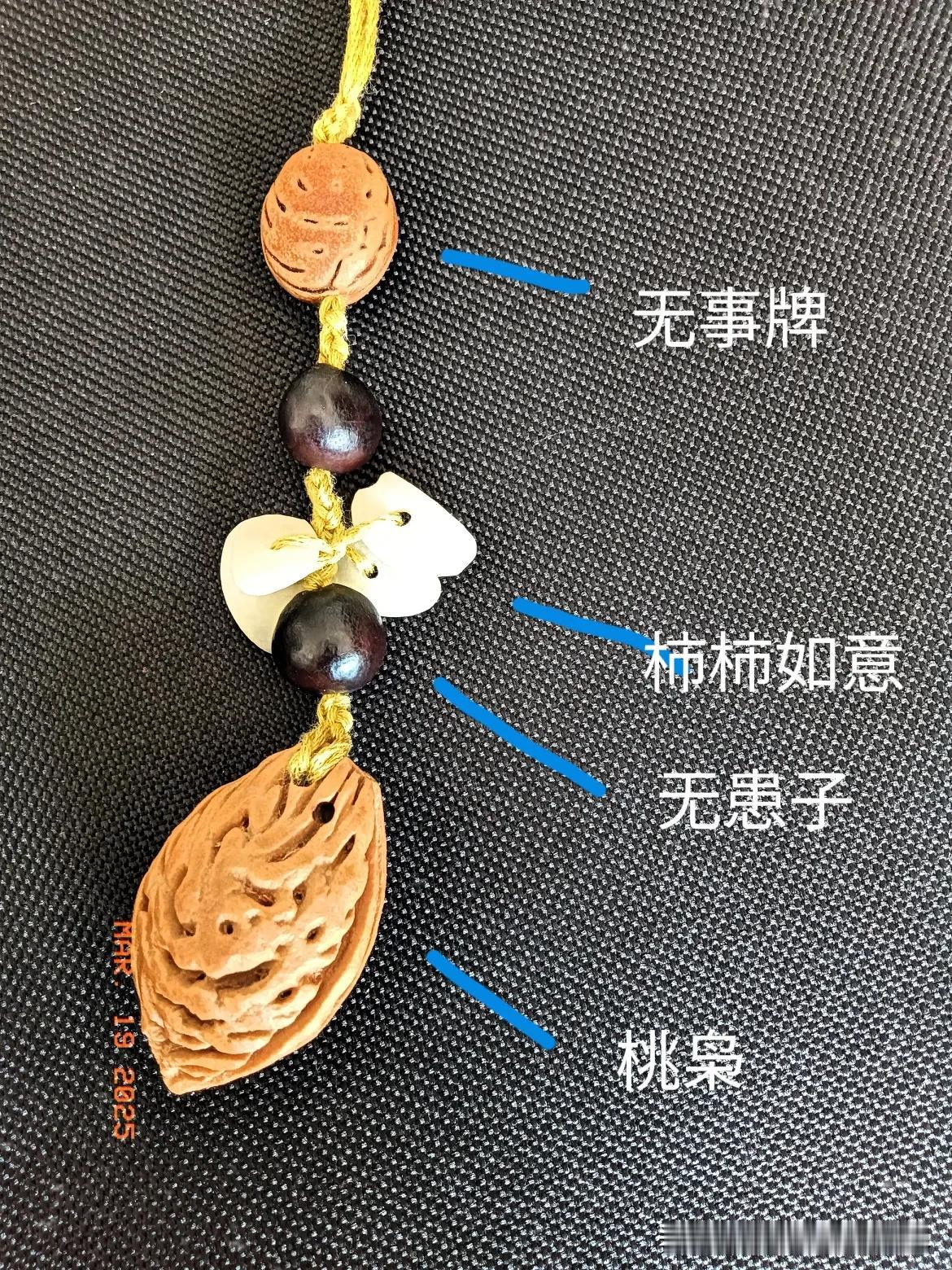 49岁做手工的刘姐，小挂件上面的配件都是自己一点点收集一点点打磨出来。尤其是柿子