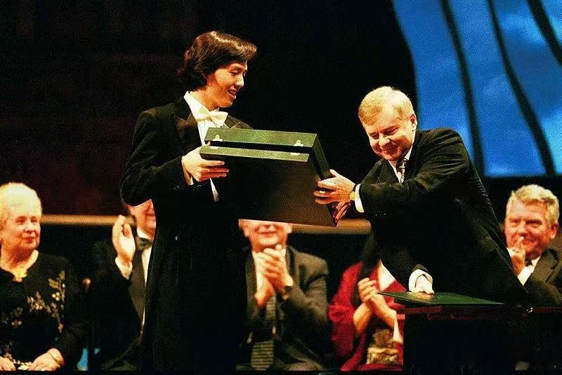 25年前的今天，李云迪以18岁之龄终结肖邦大赛15年冠军空缺；25年后的今天，东