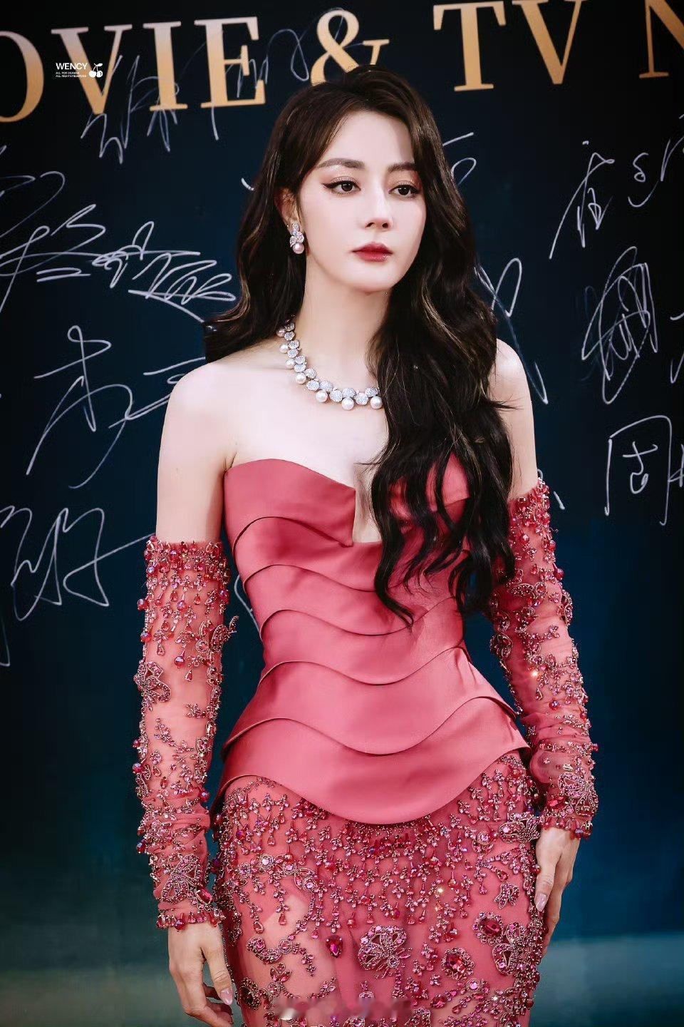 迪丽热巴和马丽坐一起视后与影后做一起 都是中国优秀女演员
