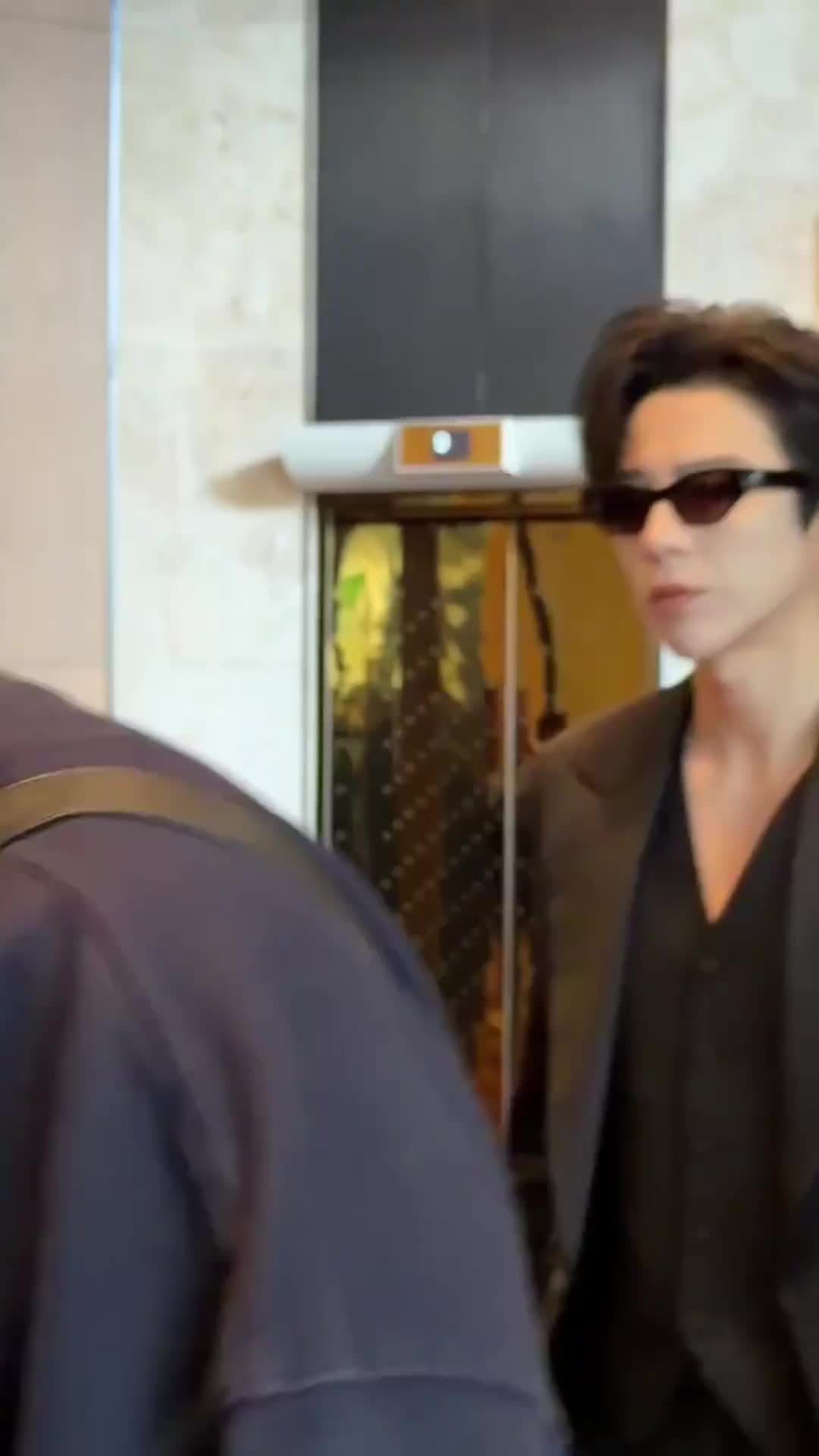 来感受一下刘宇宁这帅气又强大的气场