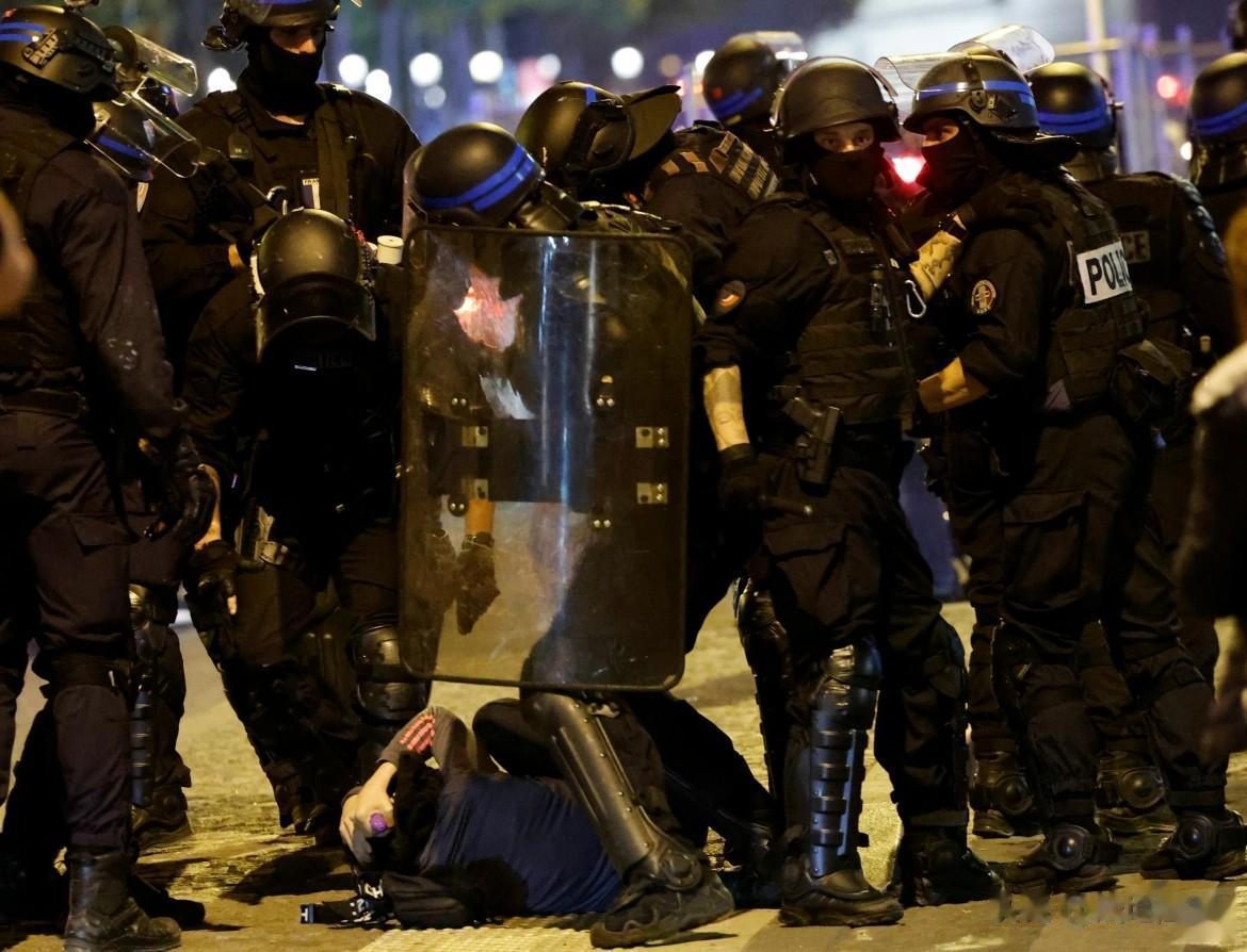 法国政府周日表示，在因警方打死一名17岁少年引发的第五晚骚乱中，数百人被逮捕，警