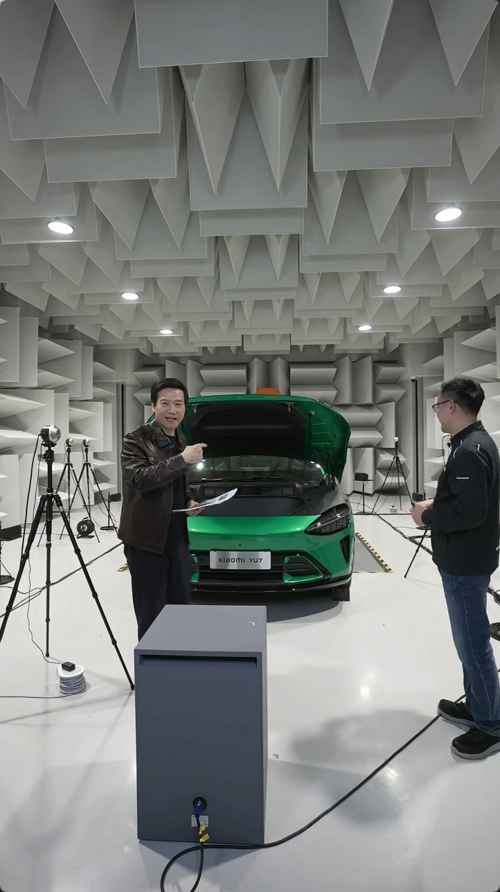 【小米雷军：YU7 车外“小爱同学”功能只有车主录制声纹才能用，安全性很不错】雷