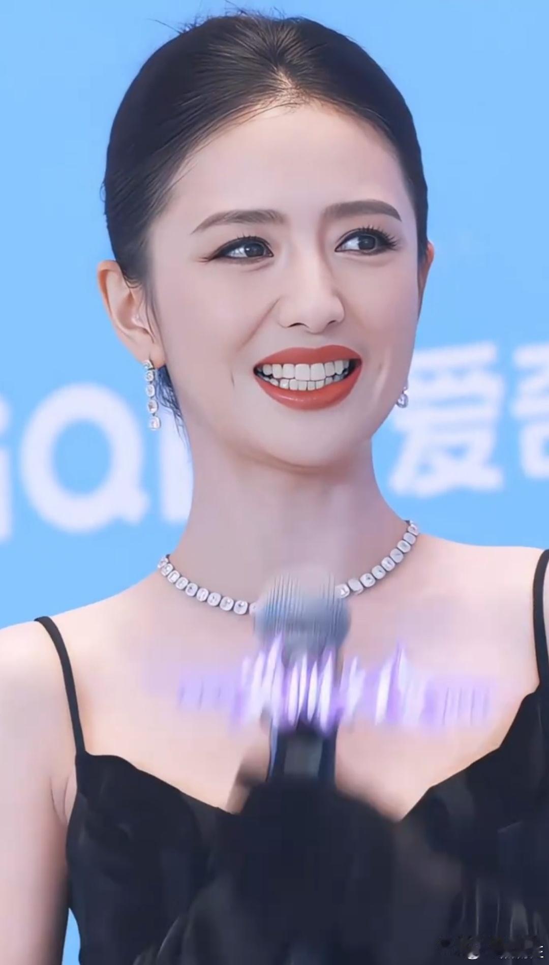 佟丽娅，光这身材就美的无与伦比 