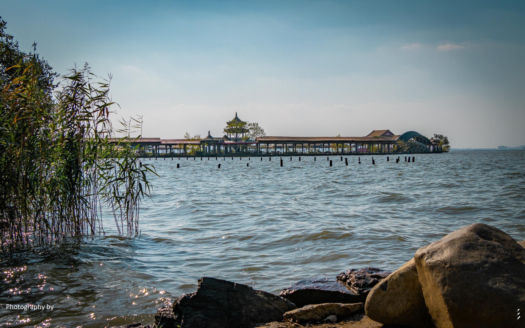 无锡央视基地三国城的旁边，新开了一片休闲场所“董坞里”，它紧邻统一嘉园。站在董坞